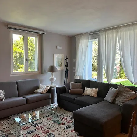 Rose On The Arona Appartement